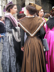 In costume provenzale in attesa della corrida