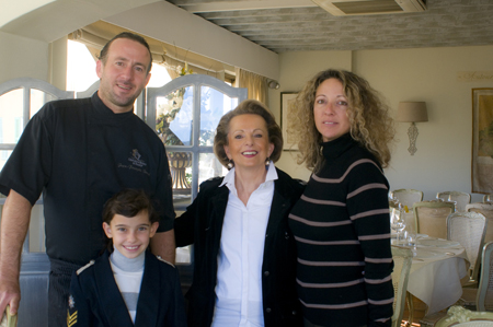 La famiglia Berard con lo chef Jean, Danielle, Sandra e la piccola