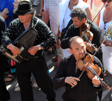 Saintes Maries de la mer, musica gitana nella processione di Santa Sara