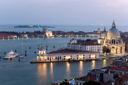 Venezia, una notte per l'arte 4 Venezia, Punta della Dogana. Foto di Thomas Mayer