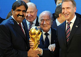 Joseph Blatter (al centro) alla consegna del trofeo della Coppa del Mondo allo sceicco Sheikh Hamad bin Khalifa Al-Thani (a sinistra)