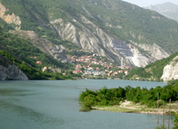 Il fiume Radika con il paese di Dolno Kosovrasti
