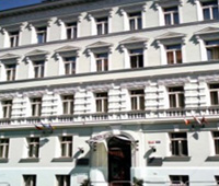 La facciata dell'Hotel Raffaello di Praga