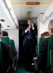 Andrea Ragnetti, ad di Alitalia, parla al pubblico nella cabina dell'Md80 durante il volo celebrativo
