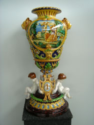 Vaso in maiolica manifattura Molaroni di Pesaro (seconda metà '800)