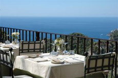 Vista sul mare dalla terrazza di un albergo vicino a Napoli