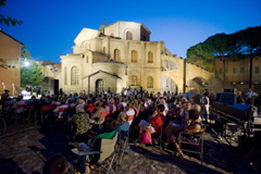 Musica davanti alla basilica di San Vitale (Foto Archivio Comune di Ravenna)