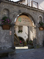 Bimbi, nonni e asinelli a Sutrio