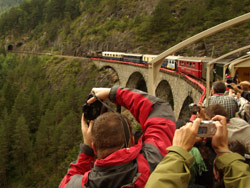 Il passaggio del treno sul fiume Landwasser