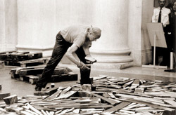 Richard Long  mentre realizza una sua opera alla Tate Gallery (© Tate Photography)