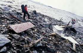 13 settembre 2000, Ghiacciaio di Valtournenche. Mario Pinoli e Luca De Franco in ricognizione
sul ghiacciaio invaso dai rifiuti