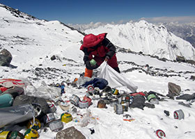 La catena dell'Himalaya sommersa dai rifiuti