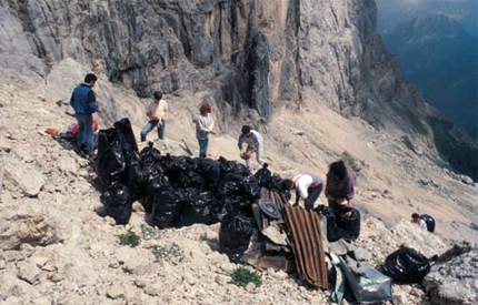 Agosto 1988, i volontari di Mountain Wilderness raccolgono i rifiuti sul ghiaione alla base della
parete sud della Marmolada