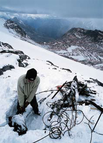 Settembre 2001, Ghiacciaio delle Platigliole (Stélvio). Luca De Franco impegnato a disseppellire da neve e ghiaccio un pilone dello skilift