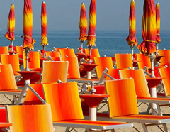 Ombrelloni chiusi sulla spiaggia di Rimini