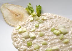 Risotto mantecato alla parmigiana, pere alla senape e sedano croccante