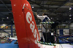 Un'altra fase del rivestimento della superficie dell'aeromobile