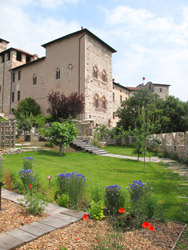 La Rocca immersa nel verde dei giardini (© Giovanna Dal Magro)