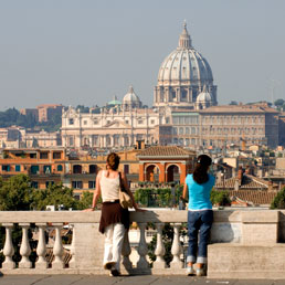 Italiani in viaggio: prenotazioni sul web e con largo anticipo