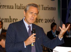 Da Montesilvano le nuove politiche del turismo 1 Francesco Rutelli interviene alla conferenza