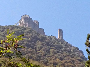 Alla fine della mulattiera, arrivati a S. Ambrogio di Torino, la Sacra si staglia su Monte Pirchiriano