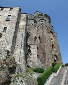 Abbazia La Sacra di San Michele. Visibile la statua di S. Michele e lo scalone dei morti