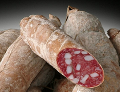 Il salame di Sant'Olcese prodotto con carne per metà bovina e per metà suina 