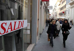 Turisti a caccia di sconti