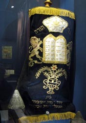 Una Torah conservata all'interno del museo
