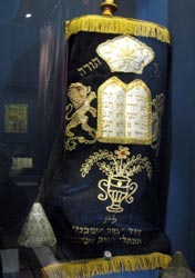 Salonicco Sefardita. Dove si parlava più spagnolo che greco 2 Una Torah conservata all'interno del museo