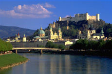 Una veduta di Salisburgo con il fiume Salzach e il Castello