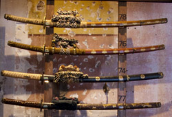 Samurai Montature con lacca e fornimenti in shakudo (lega di rame e oro). Periodo Muromachi 
