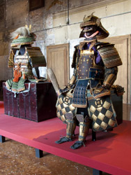 Samurai A sinistra il suji-bachi kabuto a 22 piastre attribuito a Myochin Munemasa, a destra un'armatura della seconda metà del periodo Edo in pelle bollita e modellata