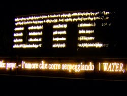 Le opere di Joseph Kosuth di notte