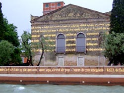 San Lazzaro, illuminazioni al neon di Joseph Kosuth