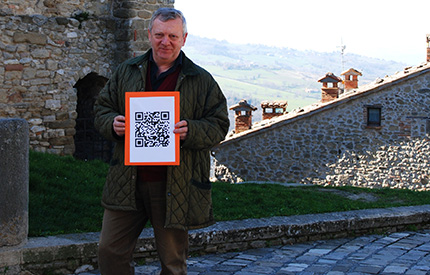 Un leontino mostra il codice QR