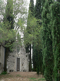 La chiesa di San Pietro immersa tra gli alberi