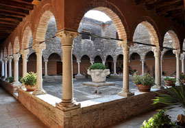 Chiostro interno nel convento dei Frati Minori francescani