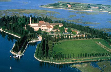 Veduta dall'alto dell'isola di San Francesco del Deserto, a Venezia, con il convento e la chiesa al centro