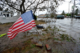 Il Queens, New York, allagato dopo il passaggio dell'uragano Sandy (STAN HONDA/AFP/Getty Images)