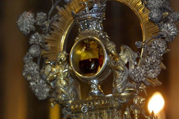 Nelle vene di Napoli 4 L'ampolla con il sangue di San Gennaro