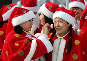 Ragazze coreane vestite da Santa Claus