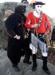 Due figure tradizionali del carnevale di Mamoiada: Mamuthones e Issohadores