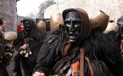 Carnevale di Mamoiada, mamuthones in sfilata