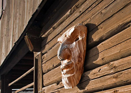 Una maschera locale di legno