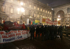 La protesta dei lavoratori davanti alla Scala