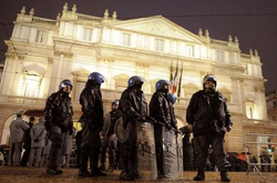 Poliziotti davanti al Teatro alla Scala la sera della Prima