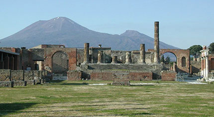 Scavi di Pompei con il Vesuvio sullo sfondo 