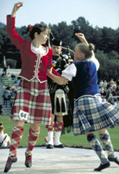 Danze tipiche delle Highlands ai giochi Royal Braemar (www.britainonview.com)