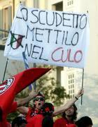 Champions League. Perché “ho tifato” Liverpool (decalogo) 4 Uno striscione durante la festa milanista